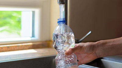 A garrafa de plástico não deve ser reutilizada, porque pode fazer mal à saúde!  